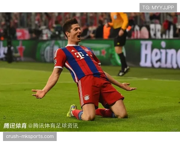 莱万多夫斯基因腿筋不适缺席训练，球队密切关注其恢复情况