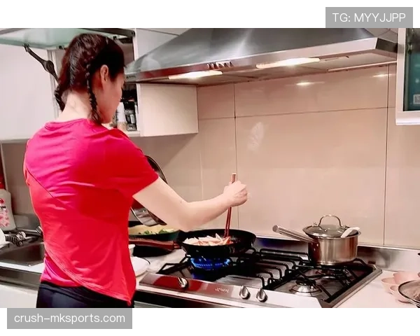 张楠退役后住进月租八万的上海顶层复式，每天五点起床给老婆做低脂餐